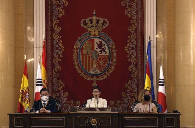 Spanien, Südkoreas Präsidenten Moon Jae-in bekommt Auszeichnung im Senat in Madrid South Korean President, Moon Jae-in (L), next to Spanish Speaker of the Lower House Meritxell Batet (R) and Spanish Speaker of the Upper Chamber Pilar Llop (C) during his visit to the Spanish Senate, in Madrid, central Spain, 16 June 2021. South Korean President visits !ACHTUNG: NUR REDAKTIONELLE NUTZUNG!  Copyright: xJavierxLizonx GRAF1718 20210616-637594574768479586