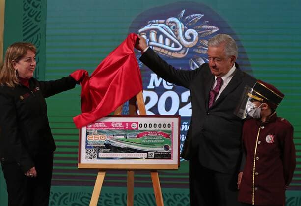 Mexiko, Präsident Andres Manuel Lopez Obrador Pressekonferenz in Mexiko-Stadt Mexico City (Mexico), 16 06 2021.- The president of Mexico, Andres Manuel Lopez Obrador (R), accompanied by the general director of the National Lottery, Margarita Gonzalez Saravia (L), unveil a ticket for the draw for a box at the Azteca stadium, during a press conference today, in the National Palace of Mexico City, Mexico, 16 June 2021. The Government of Mexico announced this Wednesday that next September 15 it will raffle off 22 luxury properties acquired by previous administrations that include a box at the Azteca Stadium in the Mexican capital. The Government of Mexico will raffle 22 luxury properties, including a box at the Azteca Stadium !ACHTUNG: NUR REDAKTIONELLE NUTZUNG!  Copyright: xMarioxGuzmanx MEX4708 20210616-637594596329259771