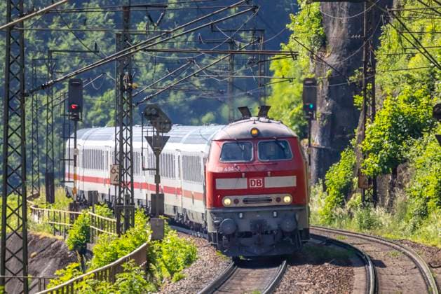 Geislinger Steige auf der Filstallinie der Bahn. InterCity gezogen von einer Diesellok der Baureihe 218. Der Albaufstieg auf die Schwäbische Alb gilt als erste Gebirgsquerung einer Eisenbahn in Kontinentaleuropa. 14.06.2021: DEU, Deutschland, Baden-Württemberg, Geislingen an der Steige. *** Geislinger Steige on the Filstallinie of the railway InterCity pulled by a class 218 diesel locomotive The Albaufstieg up the Swabian Alb is considered to be the first mountain crossing of a railway in continental Europe 14 06 2021 DEU, Germany, Baden Württemberg, Geislingen an der Steige