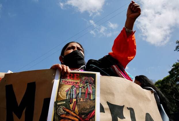 Mexiko, Otomi Indigene Bevölkerung protestiert gegen Rassismus in Mexiko-Stadt A woman member of the Otomí community protests in front of the Ministry of Foreign Relations (SRE), today, in Mexico City, Mexico, 16 June 2021. Several dozen indigenous Otomi people protested this Wednesday before the Ministry of Foreign Relations (SRE) to urge the Mexican Foreign Ministry to grant passports to one of their companions and to the delegation of the Zapatista Army of National Liberation (EZLN) that seeks to travel to Europe. EFE Carlos Ramirez Otomi Indians ask to grant passports to Zapatistas who will go to Europe !ACHTUNG: NUR REDAKTIONELLE NUTZUNG!  Copyright: xCarlosxRamirezx MEX4750 20210616-637594703915681343