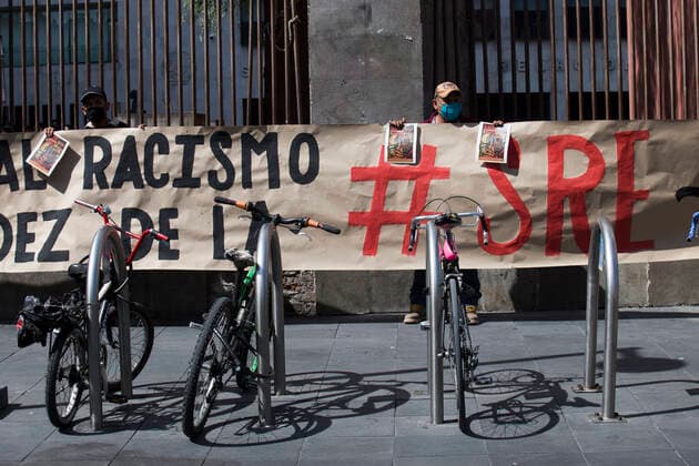 Mexiko, Otomi Indigene Bevölkerung protestiert gegen Rassismus in Mexiko-Stadt Protest For Racism In Mexico City Members of the National Indigenous Council (CNI for its acronym in Spanish) of the Otomi indigenous community residing in Mexico City and people in solidarity with the Zapatista Army of National Liberation (EZLN) protest in front of the Ministry of Foreign Relations after said institution denied the delivery of passports to representatives of said insurgent movement, who denounced racism. On June 16, 2021 in Mexico City, Mexico. Mexico City Mexico leyva-notitle210616_npj8M  Copyright: xCristianxLeyvax