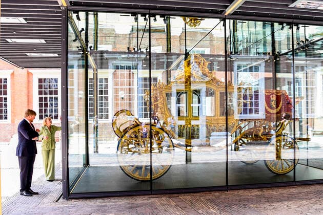Bilder des Jahres 2021, Entertainment 06 Juni Entertainment Themen der Woche KW24 17-06-2021 Amsterdam King Willem-Alexander during the opening of the exhibition The Golden Coach and receiving the first copy of the book De Gouden Koets in the Amsterdam Museum. After a restoration of more than 5 years, the Gouden Koets can be seen for the public. Â  Copyright: xPPEx