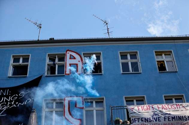 Im teilbesetzten Haus in der Rigaer Straße 94 sollte am Donnerstag der Brandschutz überprüft werden. Nachdem die Bewohner sich zunächst weigerten, die Tür zu öffnen, verschaffte sich die Polizei gewaltsam Zutritt und wurde mit Farbe beworfen. (Quelle: rbb online) Berlin, 17.06.2021 *** In the partially occupied house in the Rigaer street 94 should be checked on Thursday the fire protection After the residents initially refused to open the door, the police gained access by force and was thrown with paint Source rbb online Berlin, 17 06 2021 Foto:xJ.xMWx xFuturexImage