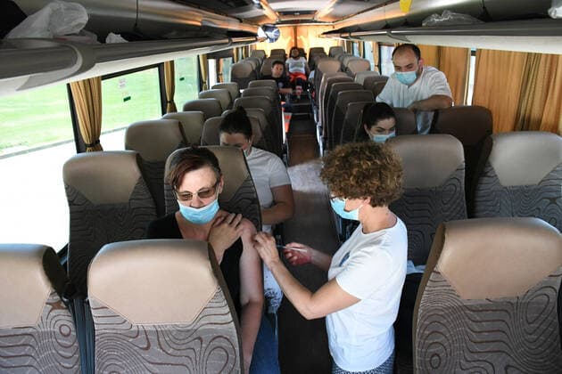 News Bilder des Tages Croatia Coronavirus vaccine bus A woman is being vaccinated at Coronavirus vaccine bus in Bjelovar, Croatia on June 17, 2021. Coronavirus vaccine bus travelling around city of Bjelovar and suburbs offering a walk-in vaccine service. DamirxSpehar PIXSELL