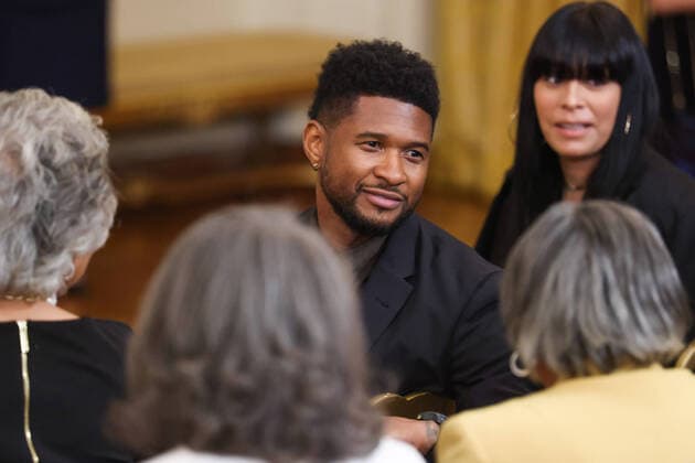 Bilder des Jahres 2021, Entertainment 06 Juni Entertainment Themen der Woche KW24 Entertainment Bilder des Tages Usher am Juneteenth Gedenktag zum Ende der Sklaverei zu Gast im Weißen Haus in Washington Musician Usher arrives ahead of an event where President Joe Biden will sign the Juneteenth National Independence Day Act into law in the East Room of the White House in Washington, DC on Thursday, June 17, 2021. Pool photo by Oliver Contreras  WAS20210617607 OliverxContreras