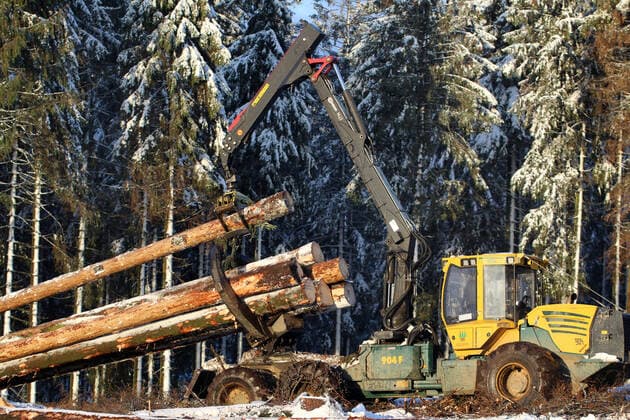 Beladung von Fichtenstaemmen auf Kahlschlagflaeche, Deutschland loading of spruce logs on clear cut area, Germany BLWS638810 *** Loading of spruce logs on clear cut area, Germany BLWS638810 Copyright: xblickwinkel M.xHenningx