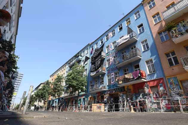 Die Polizei verschafft sich Zugang zu dem linken Hausprojekt in der Rigaer Straße 94 um die Begehung durch einen Sachverstaädigen für Brandschutz in dem Wohnhaus zu ermöglichen. Berlin, 17.06.2021 *** Police gain access to the left-wing house project in Rigaer Straße 94 to allow an inspection by an expert for fire protection in the apartment building Berlin, 17 06 2021 Foto:xB.xKriemannx xFuturexImage