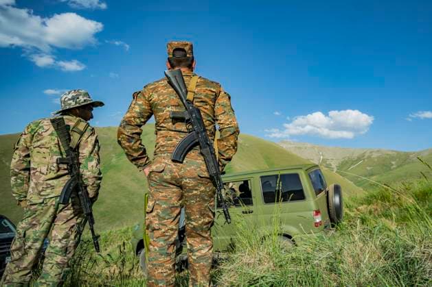 Azeries troops positions inside armenian territory in Gegharkunik province. Armenian soldiers patrolling the mountains near the frontier with Azerbaijan in the Gegharkunik valley. Azerbaijan army is interned some kilometers from the oficial border between Armenia and Azerbaijan. Verin Shorzha Gegharkunik Armenia arce-azeriest210615_npZTD  Copyright: xCelestinoxArcex