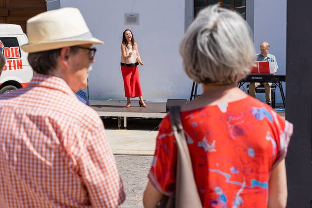 Small concert at the Obermarkt Freiberg Summertime with Susanne Engelhardt and Jörg Pitschmann on 18 06 2021 Spectators in front of the stage Freiberg Obermarkt Sachsen Germany