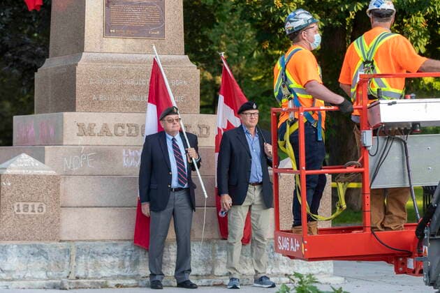 Kanada, Entfernung der Statue von ex-Premierminister John Macdonald in Kingston, Ontario June 18, 2021, Kingston, Ontario, Canada: Veterans protest before the removal of a statue Sir John A. Macdonald in Kingston, Ontario on Friday June 18, 2021. The statue will be removed from a park in his hometown of Kingston while his name will be taken off a local school. Kingston s city council voted this week to take the statue from City Park, place it temporarily in storage, and eventually put it up in Kingston Cataraqui Cemetery where Canada s first prime minister is buried. Kingston Canada - ZUMAc35_ 20210618_zaf_c35_002 Copyright: xLarsxHagbergx