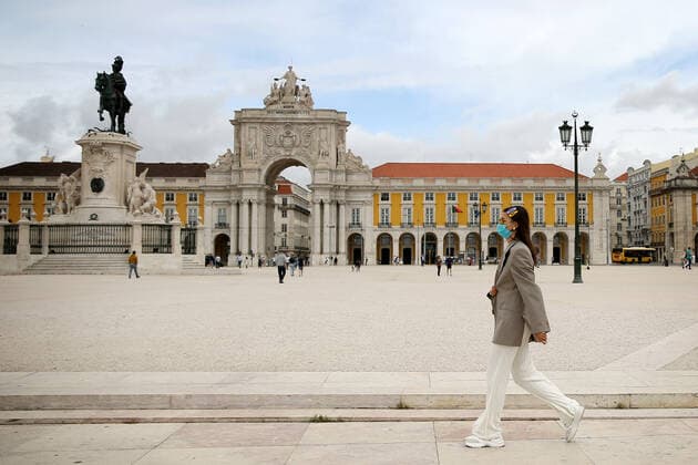 Coronavirus in Portugal, Eindrücke aus Lissabon Lisbon residents confined to region at weekends as COVID-19 spikes A woman wearing a face mask walks on a street in downtown Lisbon, Portugal, on June 18, 2021. Portugal s government decided on Thursday to ban the circulation to and from the Metropolitan Area of Lisbon on weekends, from 3 p.m. on Friday, due to the increase in cases of Covid-19 in part of the country. Lisbon Portugal fiuza-lisbonre210618_npQ1x  Copyright: xPedroxFiuzax