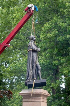 Kanada, Entfernung der Statue von ex-Premierminister John Macdonald in Kingston, Ontario June 18, 2021, Kingston, Ontario, Canada: The statue of Sir John A Macdonald is removed in Kingston, Ontario on Friday June 18, 2021. The statue will be removed from a park in his hometown of Kingston while his name will be taken off a local school. Kingston s city council voted this week to take the statue from City Park, place it temporarily in storage, and eventually put it up in Kingston Cataraqui Cemetery where Canada s first prime minister is buried. Kingston Canada - ZUMAc35_ 20210618_zaf_c35_019 Copyright: xLarsxHagbergx