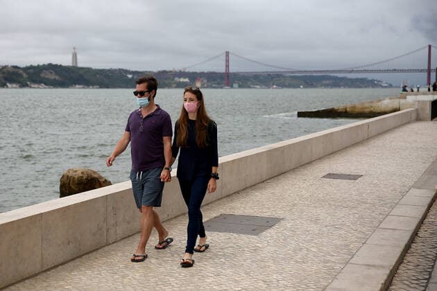 Coronavirus in Portugal, Eindrücke aus Lissabon June 18, 2021, Lisbon, Portugal: People wearing face masks walk near the Tagus river in downtown Lisbon, Portugal, on June 18, 2021. Portugal s government decided on Thursday to ban the circulation to and from the Metropolitan Area of Lisbon on weekends, from 3 p.m. on Friday, due to the increase in cases of Covid-19 in part of the country. Lisbon Portugal - ZUMAf123 20210618_zap_f123_003 Copyright: xPedroxFiuzax