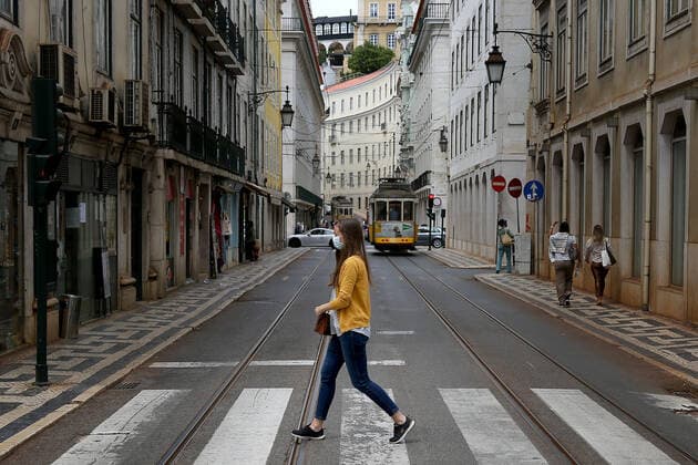 Coronavirus in Portugal, Eindrücke aus Lissabon June 18, 2021, Lisbon, Portugal: A woman wearing a face mask walks on a street in downtown Lisbon, Portugal, on June 18, 2021. Portugal s government decided on Thursday to ban the circulation to and from the Metropolitan Area of Lisbon on weekends, from 3 p.m. on Friday, due to the increase in cases of Covid-19 in part of the country. Lisbon Portugal - ZUMAf123 20210618_zap_f123_004 Copyright: xPedroxFiuzax