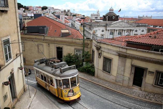 Coronavirus in Portugal, Eindrücke aus Lissabon June 18, 2021, Lisbon, Portugal: A tram is seen on a street in downtown Lisbon, Portugal, on June 18, 2021. Portugal s government decided on Thursday to ban the circulation to and from the Metropolitan Area of Lisbon on weekends, from 3 p.m. on Friday, due to the increase in cases of Covid-19 in part of the country. Lisbon Portugal - ZUMAf123 20210618_zap_f123_008 Copyright: xPedroxFiuzax