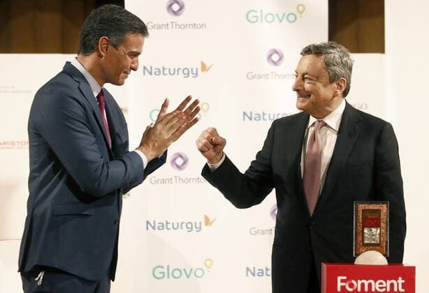 Spanien-Italien Dialog Forum in Barcelona, Mario Draghi erhält Auszeichnung Spanish Prime Minister, Pedro Sanchez (L), applauds as his Italian counterpart Mario Draghi (R) receives the Catalan business association Foment del Treball s commemorative medal on the occasion of its 250th anniversary in recognition to his rigorous work and commitment to public service during an act held in Barcelona, Spain, 18 June 2021. Draghi receives the Foment del Treball s commemorative medal in Barcelona !ACHTUNG: NUR REDAKTIONELLE NUTZUNG!  Copyright: xAndreuxDalmaux GRAFCAT5102 20210618-637596330237513949