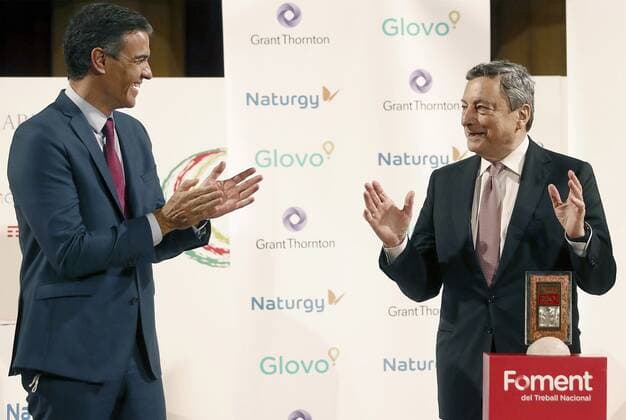 Spanien-Italien Dialog Forum in Barcelona, Mario Draghi erhält Auszeichnung Spanish Prime Minister, Pedro Sanchez (L), applauds as his Italian counterpart Mario Draghi (R) receives the Catalan business association Foment del Treball s commemorative medal on the occasion of its 250th anniversary in recognition to his rigorous work and commitment to public service during an act held in Barcelona, Spain, 18 June 2021. Draghi receives the Foment del Treball s commemorative medal in Barcelona !ACHTUNG: NUR REDAKTIONELLE NUTZUNG!  Copyright: xAndreuxDalmaux GRAFCAT5101 20210618-637596330244545207