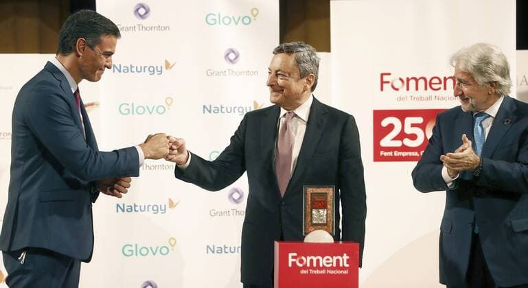 Spanien-Italien Dialog Forum in Barcelona, Mario Draghi erhält Auszeichnung Spanish Prime Minister, Pedro Sanchez, greets his Italian counterpart Mario Draghi (C) in presence of the President of Catalan business association Foment del Treball, Josep Sanchez Llibre, as Draghi receives Foment del Treball s commemorative medal on the occasion of its 250th anniversary in recognition to his rigorous work and commitment to public service during an act held in Barcelona, Spain, 18 June 2021. Draghi receives the Foment del Treball s commemorative medal in Barcelona !ACHTUNG: NUR REDAKTIONELLE NUTZUNG!  Copyright: xAndreuxDalmaux GRAFCAT5100 20210618-637596330880112295