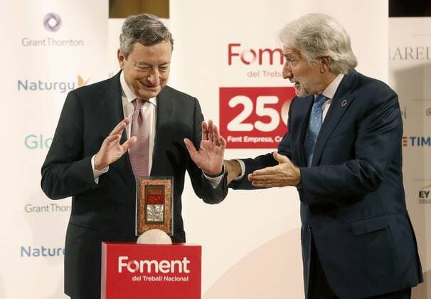 Spanien-Italien Dialog Forum in Barcelona, Mario Draghi erhält Auszeichnung Italian Prime Minister, Mario Draghi, receives from the President of Catalan business association Foment del Treball, Josep Sanchez Llibre, the Foment del Treball s commemorative medal on the occasion of its 250th anniversary in recognition to his rigorous work and commitment to public service during an act held in Barcelona, Spain, 18 June 2021. Draghi receives the Foment del Treball s commemorative medal in Barcelona !ACHTUNG: NUR REDAKTIONELLE NUTZUNG!  Copyright: xAndreuxDalmaux GRAFCAT5103 20210618-637596331521373554