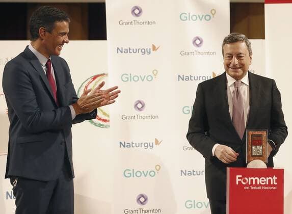 Spanien-Italien Dialog Forum in Barcelona, Mario Draghi erhält Auszeichnung Spanish Prime Minister, Pedro Sanchez (L), applauds as his Italian counterpart Mario Draghi (R) receives the Catalan business association Foment del Treball s commemorative medal on the occasion of its 250th anniversary in recognition to his rigorous work and commitment to public service during an act held in Barcelona, Spain, 18 June 2021. Draghi receives the Foment del Treball s commemorative medal in Barcelona !ACHTUNG: NUR REDAKTIONELLE NUTZUNG!  Copyright: xAndreuxDalmaux GRAFCAT5107 20210618-637596333470041171