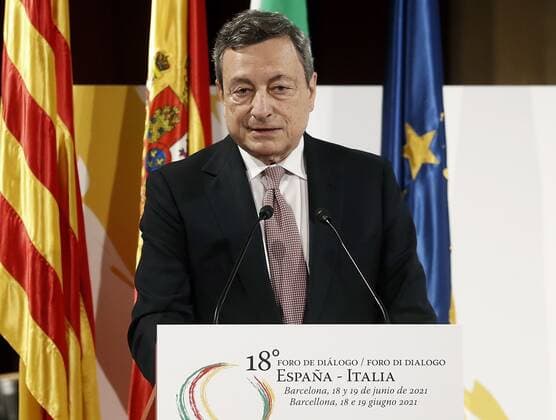 Spanien-Italien Dialog Forum in Barcelona, Mario Draghi erhält Auszeichnung Italian Prime Minister, Mario Draghi, delivers a speech after receiving the Catalan business association Foment del Treball s commemorative medal on the occasion of its 250th anniversary in recognition to his rigorous work and commitment to public service during an act held in Barcelona, Spain, 18 June 2021.The ceremony was held in the frame of the 18th Spain-Italy Dialogue Forum. Draghi receives the Foment del Treball s commemorative medal in Barcelona !ACHTUNG: NUR REDAKTIONELLE NUTZUNG!  Copyright: xAndreuxDalmaux GRAFCAT5108 20210618-637596336013257734