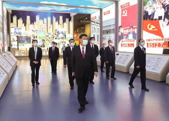 China, Xi Jinping besucht Historisches Museum in Peking (210618) -- BEIJING, June 18, 2021 -- Xi Jinping and other Communist Party of China (CPC) and state leaders Li Keqiang, Li Zhanshu, Wang Yang, Wang Huning, Zhao Leji, Han Zheng and Wang Qishan visit an exhibition on CPC history themed staying true to the founding mission at the Museum of the CPC in Beijing, capital of China, June 18, 2021. ) CHINA-BEIJING-XI JINPING-EXHIBITION-CPC HISTORY (CN) JuxPeng