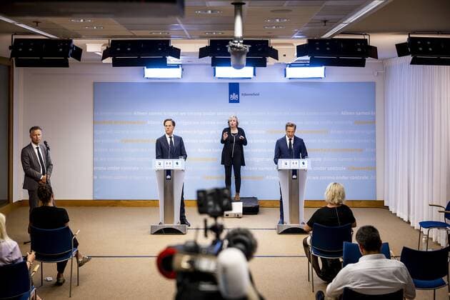 THE HAGUE Outgoing Prime Minister Mark Rutte and outgoing Minister Hugo de Jonge Public Health, Welfare and Sport during a press conference The cabinet announces accelerated relaxation of the corona measures REMKO DE WAAL W  Copyright: xHollandsexHoogtex xxANPx x432737642x