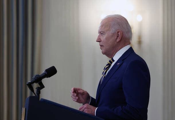 Coronavirus in den USA, Präsident Joe Biden Pressekonferenz in Washington President Joe Biden gives an update on the U.S. COVID-19 response and vaccination program during an address at the White House in Washington DC, on Friday, June 18, 2021. The White House said that 300 million vaccine shots have been administered in the past 150 days and that COVID-19 cases and deaths had fallen by more than 90 percent.  WAP20210618507 TASOSxKATOPODIS