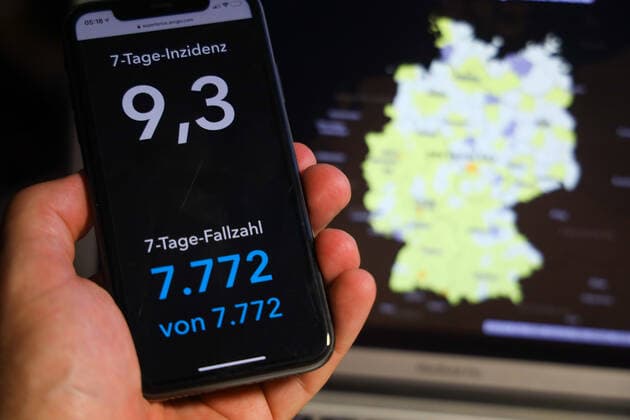 Coronavirus in Germany Covid 19 Dashboard of the Robert Koch Institute 19 06 2021 Robert Koch Institute 7 days Incidence 9.3 7 days Number of cases 7 772 COVID 19 cases 3 721 139 Addition of 1 108 compared to the previous day COVID 19 deaths 90 369 Addition of 99 compared to the previous day