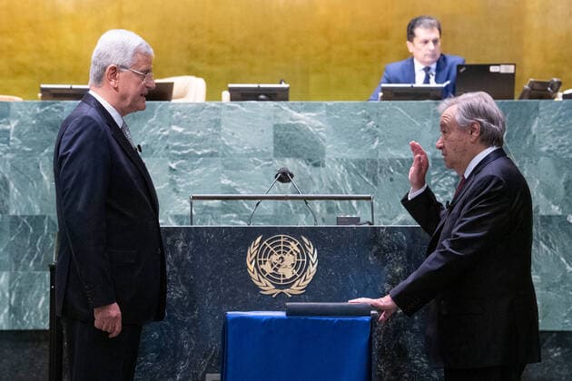 Bilder des Jahres 2021, News 06 Juni News Themen der Woche KW24 News Bilder des Tages (210618) -- UNITED NATIONS, June 18, 2021 -- Antonio Guterres (R, Front) takes the oath of office for his second term as the United Nations secretary-general at the UN headquarters in New York, on June 18, 2021. The United Nations General Assembly (UNGA) on Friday appointed Antonio Guterres as the UN secretary-general for a second term of five years beginning Jan. 1, 2022. ( Handout via Xinhua) UN-SECRETARY-GENERAL-GUTERRES-SECOND TERM-APPOINTMENT EskinderxDebebe UNxPhoto 