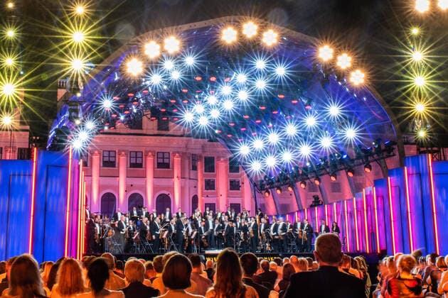 Entertainment Themen der Woche KW24 Entertainment Bilder des Tages (210619) -- VIENNA, June 19, 2021 -- The Vienna Philharmonic Orchestra performs during the Summer Night Concert at the Schoenbrunn Palace in Vienna, Austria, June 18, 2021. The Summer Night Concert 2021 was staged on Friday by the Vienna Philharmonic Orchestra at the Schoenbrunn Palace, a world heritage site in Vienna. About 3,000 spectators are allowed to watch the concert face to face after the COVID-19 restrictions were partially lifted. ) AUSTRIA-VIENNA-SUMMER NIGHT CONCERT GuoxChen 