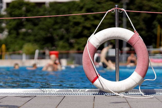 Im Kölner Stadionbad genießen Badegäste den Beginn der Freibad-Saison. Unter Einhaltung der Corona-Regeln dürfen Badgäste einen festen Slot buchen und in dem Zeitraum ohne Maske baden. (Themenbild, Symbolbild) Köln, 19.05.2021 *** In Colognes Stadionbad, bathers enjoy the start of the open-air swimming season In compliance with the Corona rules, bathers are allowed to book a fixed slot and swim without a mask during the period Topic image, symbol image Cologne, 19 05 2021 Foto:xC.xHardtx xFuturexImage