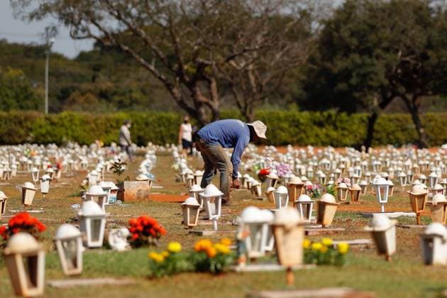BRASILIA (BRAZIL), 06 19 2021.- An official walks in the Campo da Esperança cemetery, in Brasilia, Brazil, 19 June 2021. Brazil, one of the countries hardest hit by the coronavirus pandemic, registered 2,495 deaths from covid-19 in the last 24 hours, bringing the total number of deaths to more than 498,000, the Government reported this Friday. Since the first death from the virus was registered in the country, on March 12, 2020, 498,499 people have lost their lives due to covid-19 in the South American giant. EFE Fernando Bizerra Brazil touches 500,000 deaths from covid-19 !ACHTUNG: NUR REDAKTIONELLE NUTZUNG! Copyright: xFernandoxBizerrax AME6863 20210619-637597336432008571