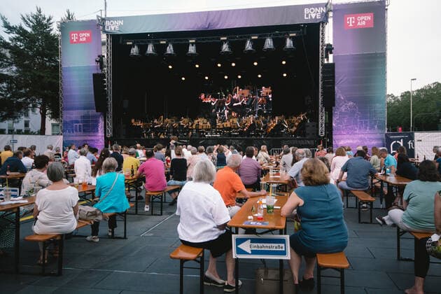 Entertainment Bilder des Tages (210620) -- BONN, June 20, 2021 -- People enjoy an open-air concert performed by the Beethoven Orchestra Bonn in Bonn, Germany, on June 19, 2021. Some cultural events started to be held in Germany due to the relaxation of the anti-virus restrictions. (Photo by Xinhua) GERMANY-BONN-CONCERT-RESTRICTIONS-RELAXATION TangxYing 