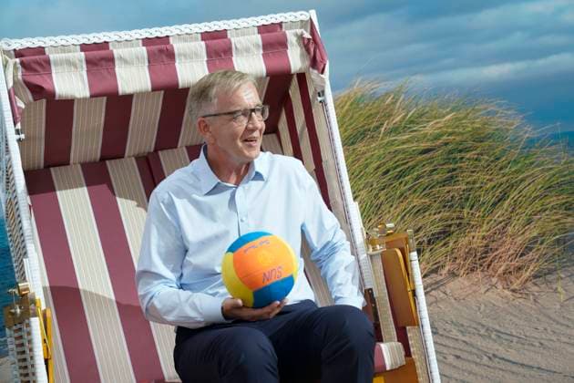 The LINKE 7 Federal Party Congress in Berlin Current, 20 06 2021, Berlin, Dietmar Bartsch sits relaxed in a beach chair of an artificial beach backdrop at the 7 Party Congress of the party The LINKE in the Rheinbeckhallen in Berlin Berlin Germany