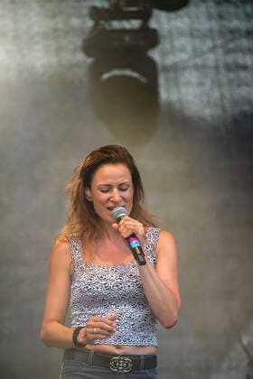 20210620 Mit Abstand Festival Farewell Concert Opus RADFELD, AUSTRIA JUNE 20 Inez Griesshofer Background Vocals during the concert from Mit Abstand Festival Farewell Concert Opus at Festivalgelaende RADFELD, AUSTRIA JUNE 20 Inez Griesshofer Background Vocals during the concert from Mit Abstand Festival Farewell Concert Opus at Festivalgelaende Radfeld Festiv Copyright: xBEAUTIFULxSPORTS Kettnerx