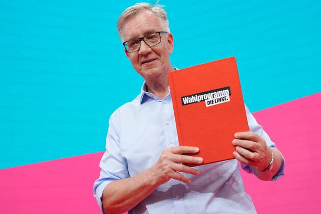 The LINKE 7 Federal Party Congress in Berlin News, 20 06 2021, Berlin, Dietmar Bartsch holds the new election program as a book in his hand at the 7 party congress of the party The LINKE in the Rheinbeckhallen in Berlin Berlin Germany