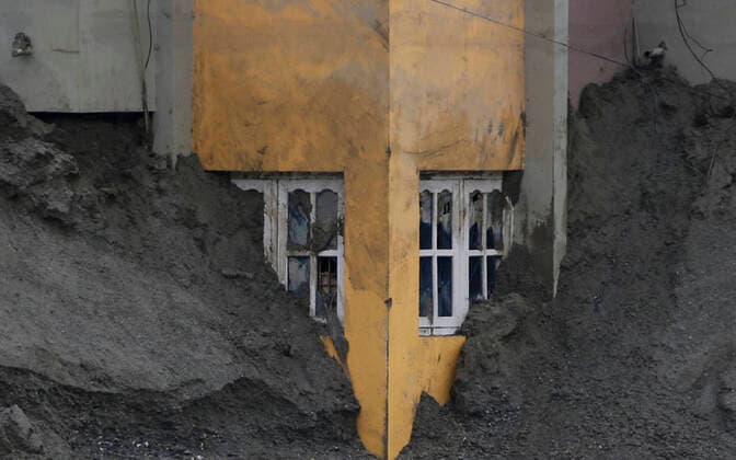 IMAGO Nature: Unsere Erde, Klimawandel, Überschwemmungen News Bilder des Tages June 20, 2021, Sindhupalchok, Nepal: A general view shows houses partially submerged in mud after the area was hit by flash floods, along the bank of Melamchi River in Sindhupalchok, Nepal June 20, 2021. Sindhupalchok Nepal - ZUMAs242 20210620_zip_s242_002 Copyright: xDipenxShresthax