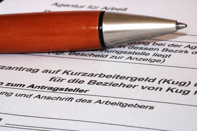 Symbolbild Kurzarbeitergeld: Nahaufnahme eines Blankoformulars zum Antrag auf Kurzarbeitergeld *** Symbolic image of short-time allowance Close-up of a blank form for applying for short-time allowance Copyright: xx