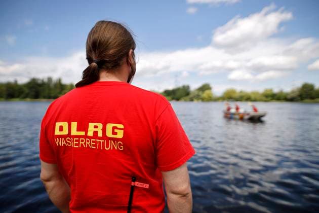 Wie Badeunfälle vermieden werden können, worauf Badewillige achten sollten und wie die Rettung eines Verunglückten abläuft, präsentiert die Feuerwehr Köln gemeinsam mit der Deutschen Lebens-Rettungs-Gesellschaft (DLRG) bei einer Notfall-Übung am Fühlinger See. Die ehrenamtlichen Kräfte der DLRG, die Taucher der Feuerwehr Köln und die Kräfte der Freiwilligen Feuerwehr Fühlingen (mit Echolot), demonstrieren realitätsnah die Rettung eines Ertrinkenden. Köln, 20.06.2021 *** How bathing accidents can be avoided, what bathers should watch out for and how the rescue of a victim proceeds, is presented by the Cologne Fire Brigade together with the German Life Saving Association DLRG during an emergency exercise at Lake Fühlingen The vo Foto:xC.xHardtx xFuturexImage