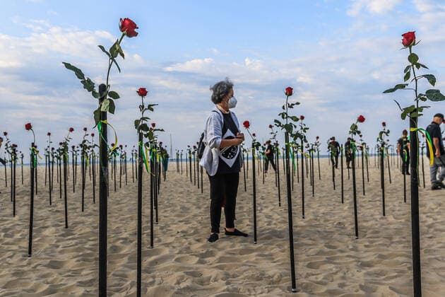 June 20, 2021: Rio De Janeiro, Brazil: The NGO Rio de Paz placed 500 roses in the sand on Copacabana beach to protest against the milestone reached of 500,000 deaths of covid-19 in the country. Rio De Janeiro Brazil - ZUMAl255 20210620_zip_l255_017 Copyright: xEllanxLustosax