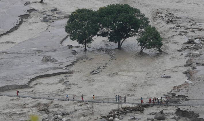 IMAGO Nature: Unsere Erde, Klimawandel, Überschwemmungen News Bilder des Tages June 20, 2021, Sindhupalchok, Nepal: A general view shows people walking through the suspension bridge over the flood area along the Melamchi River in Sindhupalchok, Nepal June 20, 2021. Sindhupalchok Nepal - ZUMAs242 20210620_zip_s242_005 Copyright: xDipenxShresthax