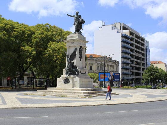 June 20, 2021, Lisbon, Portugal: Movement in Arco do Cego neighborhood, with beautiful Jorge Luis Borges garden and its wide, tree-lined streets, located near Saldanha subway station, this spring Sunday on European continent.  Copyright: xEdsonxdexSouzax