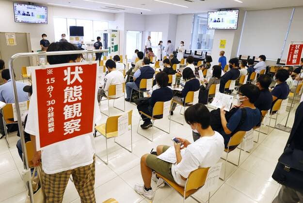 News Bilder des Tages COVID-19 vaccinations begin at Japanese universities Students at Nippon Sport Science University are monitored for possible acute side effects after receiving COVID-19 vaccinations at its campus in Tokyo s Setagaya Ward on June 21, 2021. COVID-19 mass vaccinations at some Japanese universities for their students and employees began the same day. 