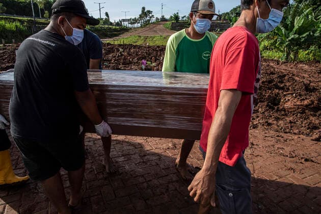 June 21, 2021, Tangerang Selatan, Banten, Indonesia: South Tangerang, Banten, Indonesia, June 21, 2021: Funeral for COVID-19 victims at the Jombang Covid19 TPU, South Tangerang, Banten, Indonesia. The number of deaths due to COVID-19 in Indonesia increased significantly during Eid. Tangerang Selatan Indonesia - ZUMAh128 20210621_zap_h128_011 Copyright: xDonalxHusnix