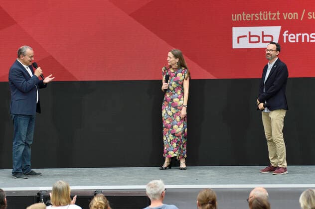 Knut Elstermann, Mariette Rissenbeek and Carlo Chatrian at the award ceremony of the Audience Award Competition 2021 at the Berlinale Summer Special 2021 71 Berlin International Film Festival at the open-air cinema Museumsinsel Berlin, 20 06 2021 Foto:xN.xKubelkax xFuturexImage