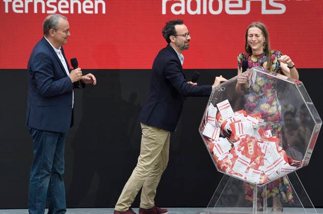 Knut Elstermann, Carlo Chatrian and Mariette Rissenbeek at the award ceremony of the Audience Award Competition 2021 at the Berlinale Summer Special 2021 71 Berlin International Film Festival at the open-air cinema Museumsinsel Berlin, 20 06 2021 Foto:xN.xKubelkax xFuturexImage