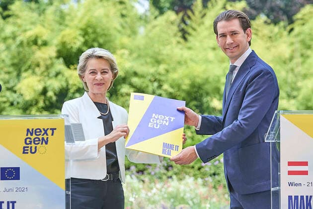 News Bilder des Tages - Wien 21.06.2021 - Coroanavirus Krise - Im Rahmen ihrer Tour durch alle 27 EU Mitgliedsstaaten traf EU-Kommissionspräsidentin Ursula von der Leyen heute in Wien zu einem Kurzbesuch ein. Im Anschluss an die Gespräche gab es eine Pressekonferenz im Park des Palais Liechtenstein. PHOTO: Bundeskanzler Sebastian Kurz (R ÖVP), EU-Kommissionspräsidentin Ursula von der Leyen während der Pressekonferenz Vienna (AUSTRIA) - Coroanavirus crisis - As part of her tour through all 27 EU member states, EU Commission President Ursula von der Leyen made a short visit to Vienna today. The talks were followed by a press conference in the park of the Palais Liechtenstein. PK Bundeskanzler Kurz, EU-Komm. Präs. von der Leyen *** Vienna 21 06 2021 Coroa 