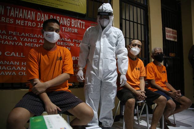 Swabs For Prisoners In Jakarta Police doctors conduct swab tests on detainees at the resort police station in Jatinagara, East Jakarta, on June, 21, 2021. The swab was carried out so that the newly arrived prisoners were detected for their health and did not transmit the virus when joining other prisoners. Jakarta Indonesia roszandi-notitle210621_npsMP  Copyright: xDasrilxRoszandix