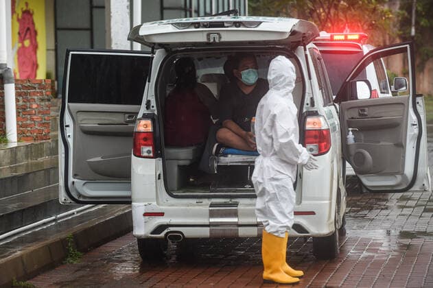 (210621) -- SOUTH TANGERANG, June 21, 2021 -- An asymptomatic COVID-19 patient (2nd R) waits before being sent to a hospital at Rumah Lawan COVID-19 isolation center in South Tangerang, Indonesia, June 21, 2021. Indonesia has registered more than 2 million cases of COVID-19 on Monday since the first case was confirmed in the country in March last year. The country s Health Ministry said the COVID-19 cases across the country rose by 14,536 within the past 24 hours to 2,004,445, the largest single day increase in new cases. ) INDONESIA-SOUTH TANGERANG-COVID-19-CASES AgungxKuncahyaxB. 